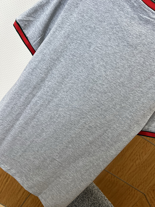 グッチスーパーコピー GUCCI 文字刺繍り赤と緑のリボン付き半袖Tシャツ