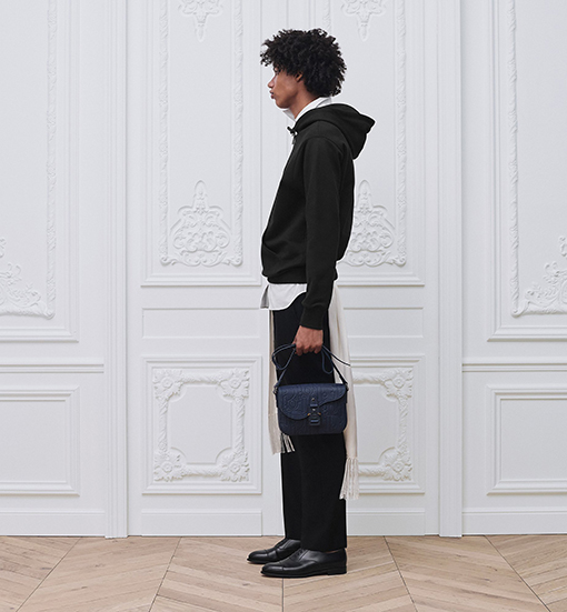 ディオール サドル型のフリップトップ式メッセンジャーバッグ