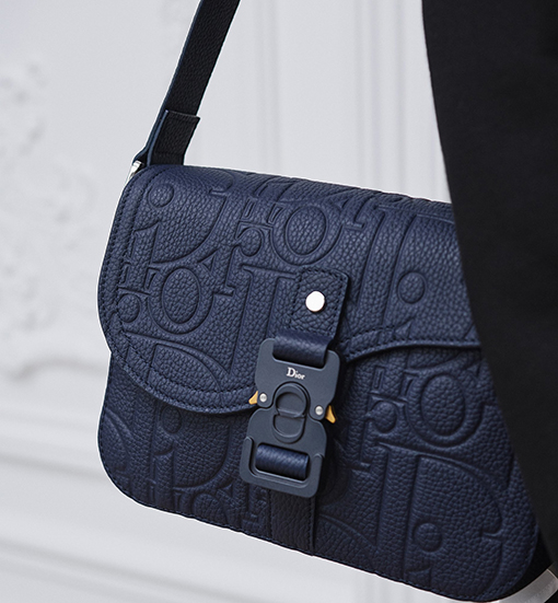 ディオール サドル型のフリップトップ式メッセンジャーバッグ