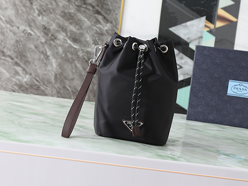 プラダ 2NE067_2HE1_F0002 黒のドローストリングバッグ