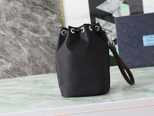 プラダ 2NE067_2HE1_F0002 黒のドローストリングバッグ