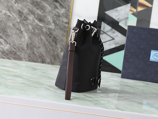 プラダ 2NE067_2HE1_F0002 黒のドローストリングバッグ