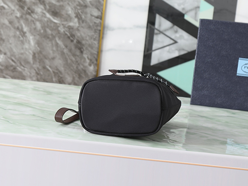 プラダ 2NE067_2HE1_F0002 黒のドローストリングバッグ