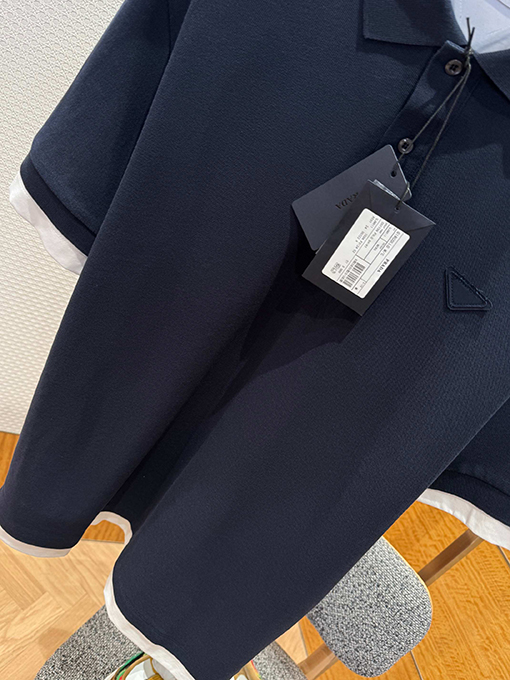 プラダコピー フェイクツーピースの三角形ロゴ入り半袖ポロシャツ