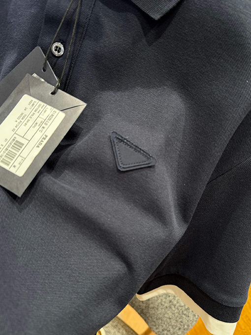 プラダコピー フェイクツーピースの三角形ロゴ入り半袖ポロシャツ