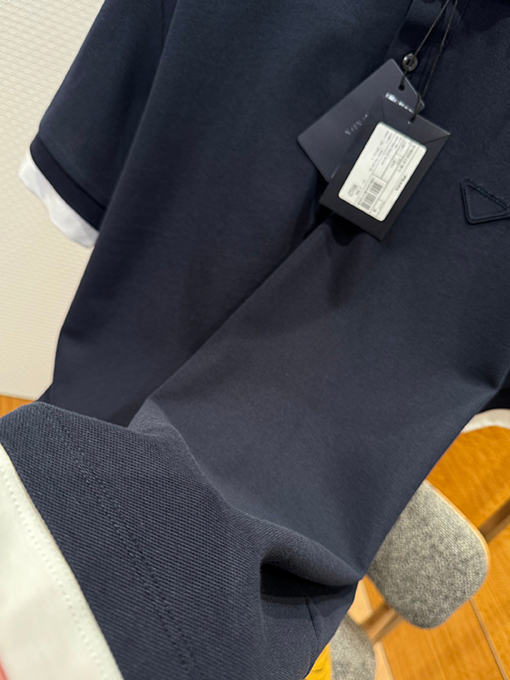 プラダコピー フェイクツーピースの三角形ロゴ入り半袖ポロシャツ