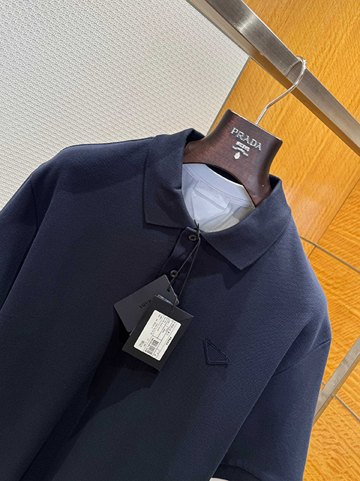 プラダコピー フェイクツーピースの三角形ロゴ入り半袖ポロシャツ
