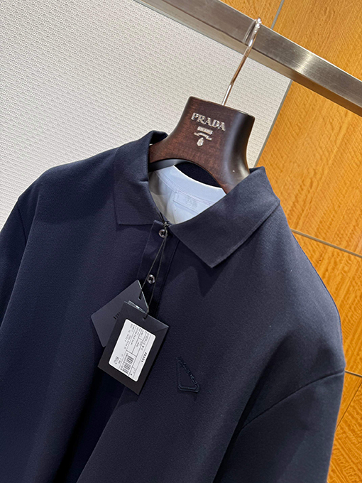 プラダコピー フェイクツーピースの三角形ロゴ入り半袖ポロシャツ