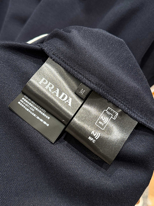 プラダコピー フェイクツーピースの三角形ロゴ入り半袖ポロシャツ