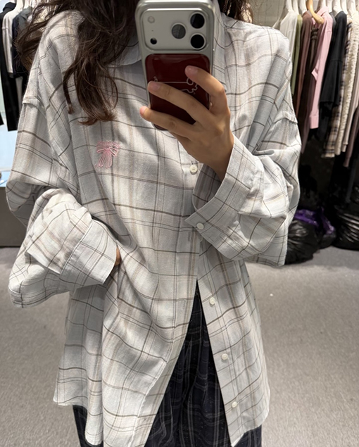 アクネストゥディオズ Acne Studios チェック柄のリボン刺繍入り長袖襟付きシャツ