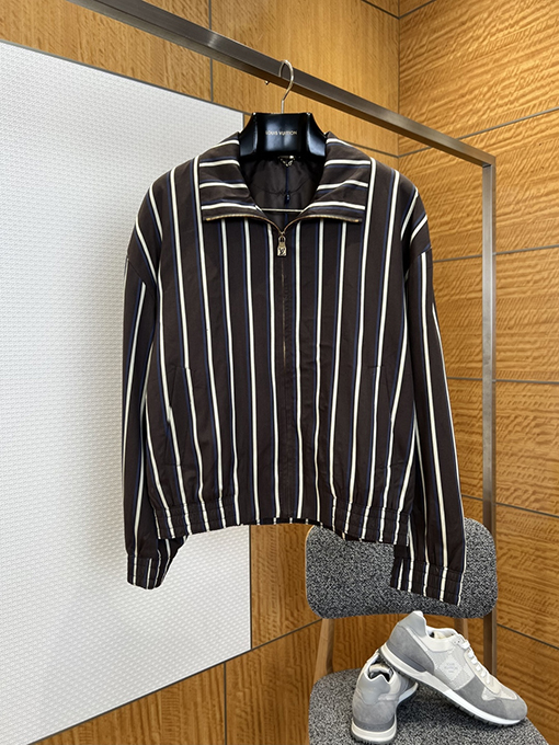 ルイヴィトン メタルロゴ入りストライプ柄ジップアップジャケット