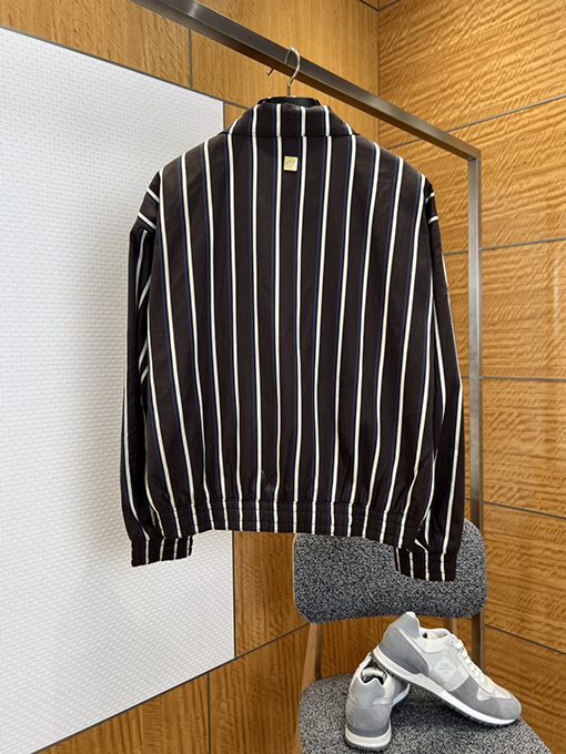 ルイヴィトン メタルロゴ入りストライプ柄ジップアップジャケット