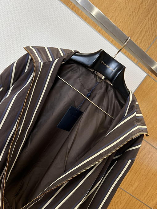 ルイヴィトン メタルロゴ入りストライプ柄ジップアップジャケット