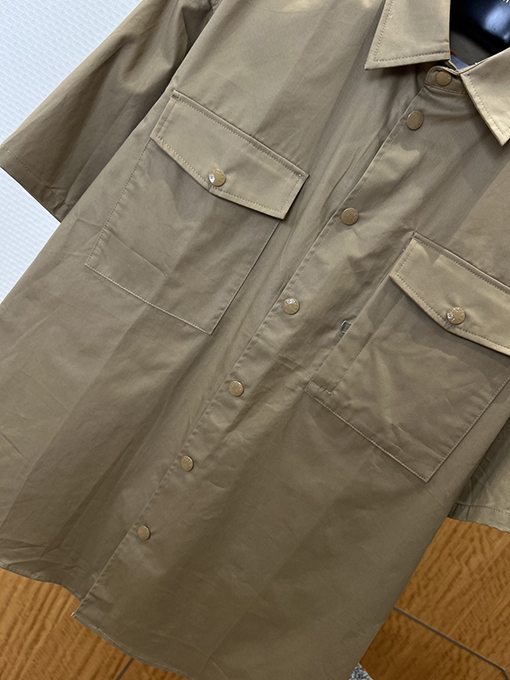 モンクレールブランドスーパーコピー ダブルポケット袖パッチ刺繍入り半袖シャツジャケット