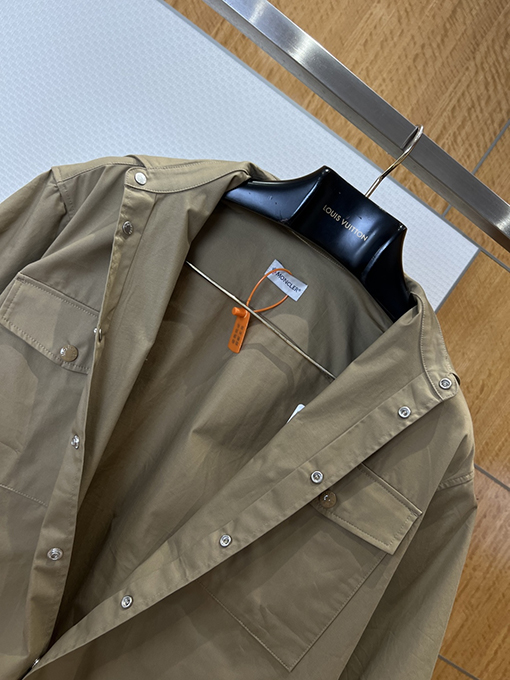 モンクレールブランドスーパーコピー ダブルポケット袖パッチ刺繍入り半袖シャツジャケット