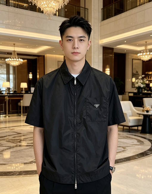 プラダ 三角形のロゴりジッパーカラー半袖シャツ