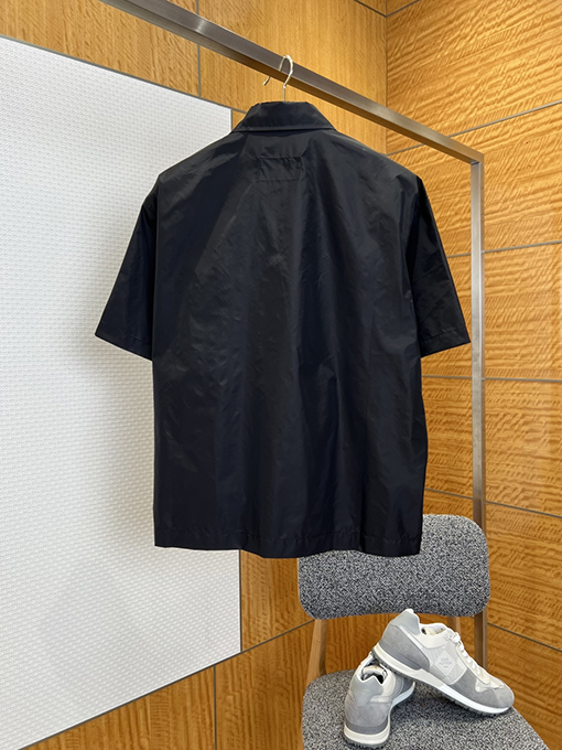 プラダ 三角形のロゴりジッパーカラー半袖シャツ