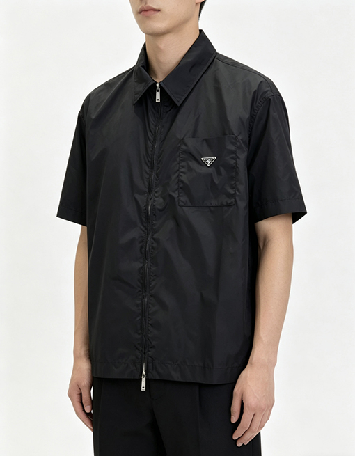 プラダ 三角形のロゴりジッパーカラー半袖シャツ