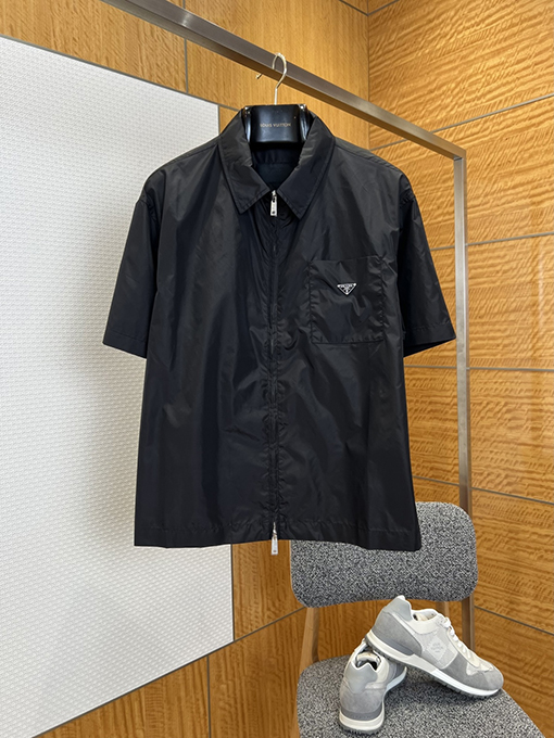 プラダ 三角形のロゴりジッパーカラー半袖シャツ