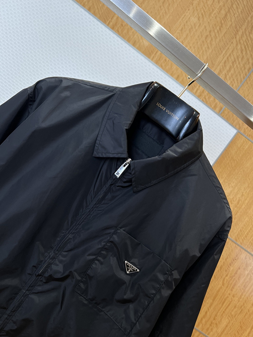 プラダ 三角形のロゴりジッパーカラー半袖シャツ