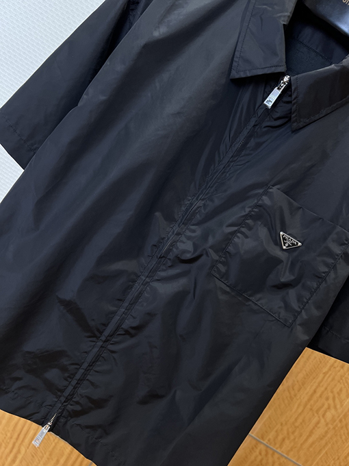 プラダ 三角形のロゴりジッパーカラー半袖シャツ