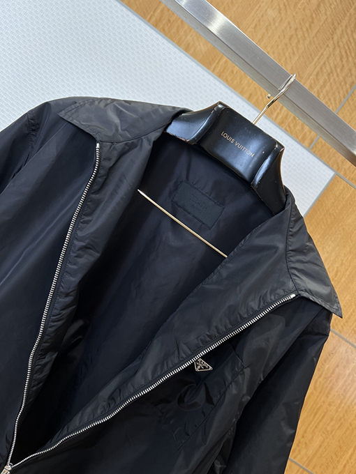 プラダ 三角形のロゴりジッパーカラー半袖シャツ