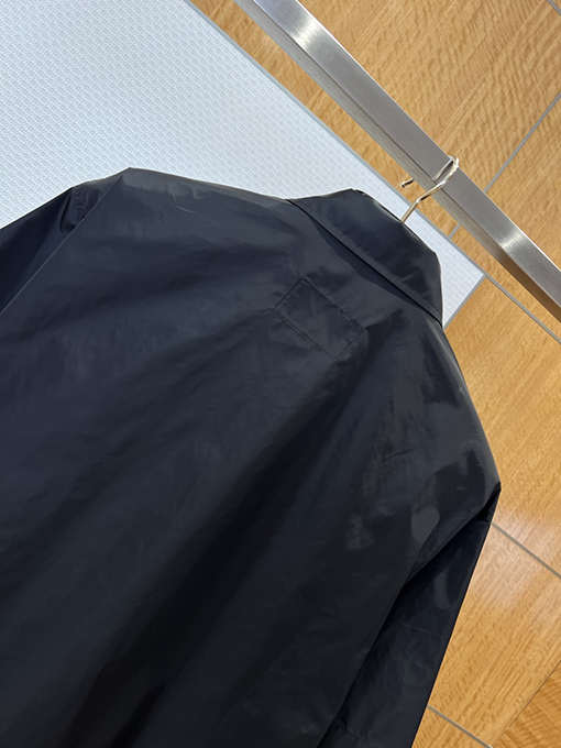 プラダ 三角形のロゴりジッパーカラー半袖シャツ