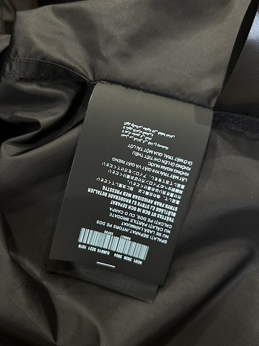 プラダ 三角形のロゴりジッパーカラー半袖シャツ