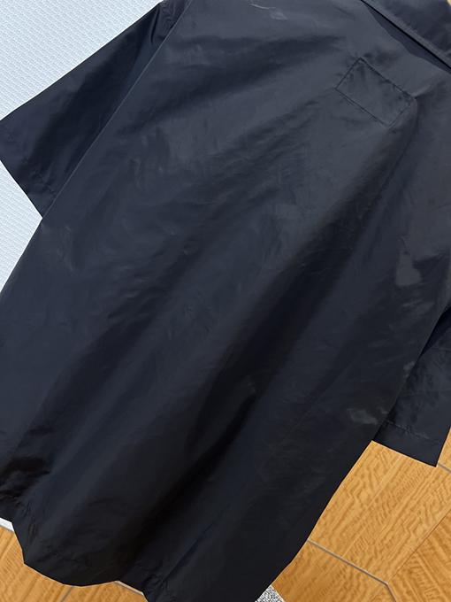 プラダ 三角形のロゴりジッパーカラー半袖シャツ