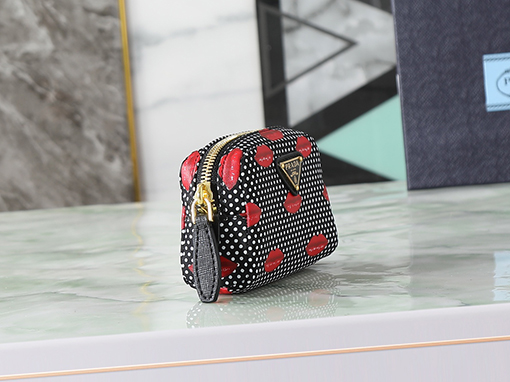 プラダ 洗練レディースされたラインと象徴なエナメルのコスメティックバッグ