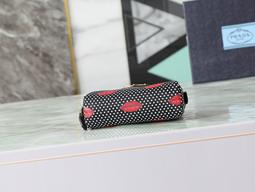 プラダ 洗練レディースされたラインと象徴なエナメルのコスメティックバッグ