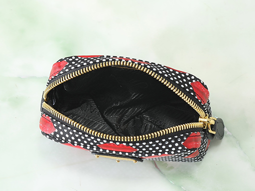 プラダ 洗練レディースされたラインと象徴なエナメルのコスメティックバッグ