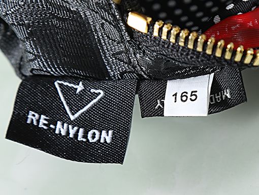 プラダ 洗練レディースされたラインと象徴なエナメルのコスメティックバッグ