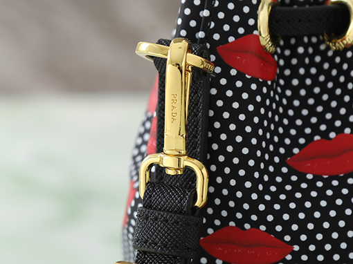 プラダコピー レディースドローストリングクラッチ