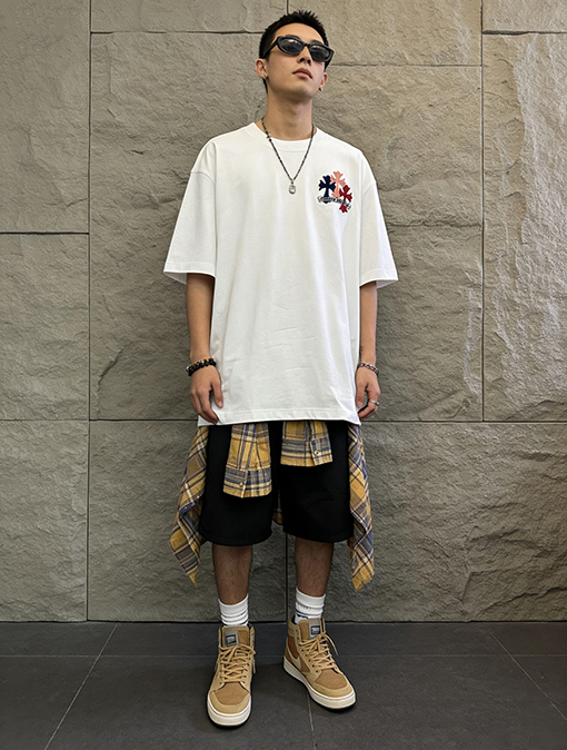 クロムハーツブランドスーパーコピー 前面と背面に十クロス歯ブラシの刺繍がされた半袖Tシャツ