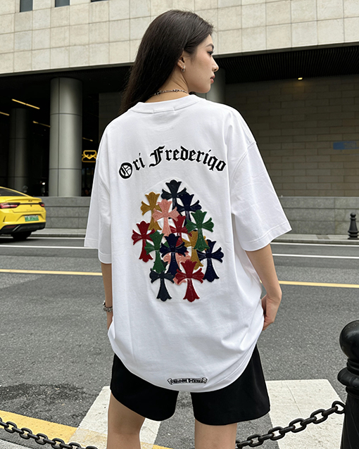 クロムハーツブランドスーパーコピー 前面と背面に十クロス歯ブラシの刺繍がされた半袖Tシャツ