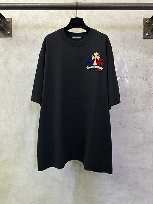 クロムハーツブランドスーパーコピー 前面と背面に十クロス歯ブラシの刺繍がされた半袖Tシャツ