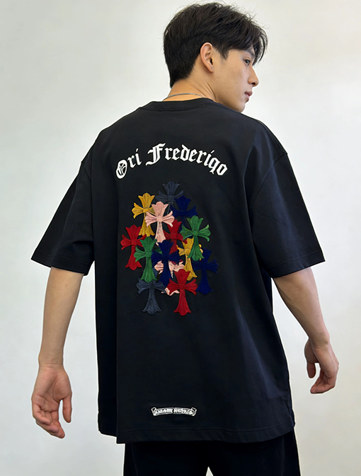 クロムハーツブランドスーパーコピー 前面と背面に十クロス歯ブラシの刺繍がされた半袖Tシャツ