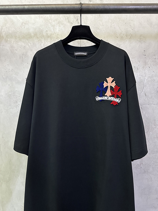 クロムハーツブランドスーパーコピー 前面と背面に十クロス歯ブラシの刺繍がされた半袖Tシャツ