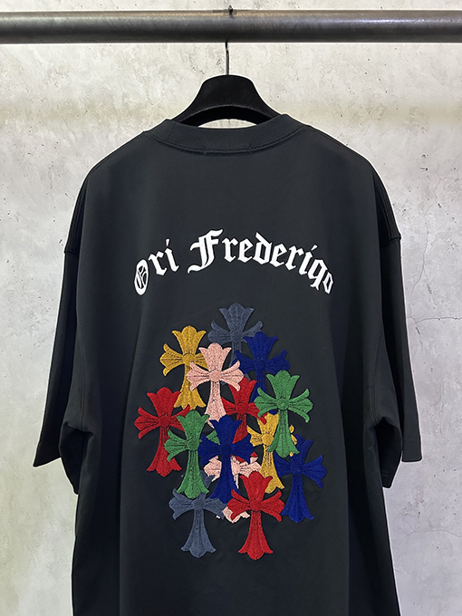 クロムハーツブランドスーパーコピー 前面と背面に十クロス歯ブラシの刺繍がされた半袖Tシャツ