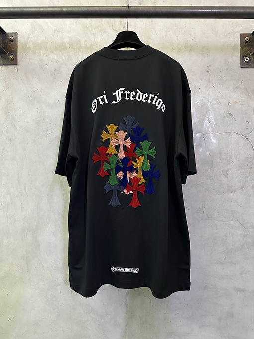 クロムハーツブランドスーパーコピー 前面と背面に十クロス歯ブラシの刺繍がされた半袖Tシャツ