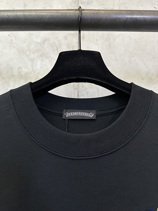 クロムハーツブランドスーパーコピー 前面と背面に十クロス歯ブラシの刺繍がされた半袖Tシャツ