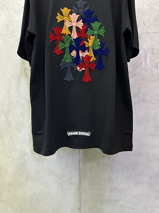 クロムハーツブランドスーパーコピー 前面と背面に十クロス歯ブラシの刺繍がされた半袖Tシャツ