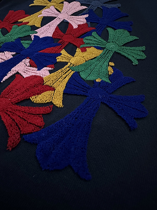 クロムハーツブランドスーパーコピー 前面と背面に十クロス歯ブラシの刺繍がされた半袖Tシャツ