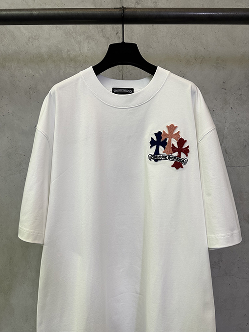 クロムハーツブランドスーパーコピー 前面と背面に十クロス歯ブラシの刺繍がされた半袖Tシャツ