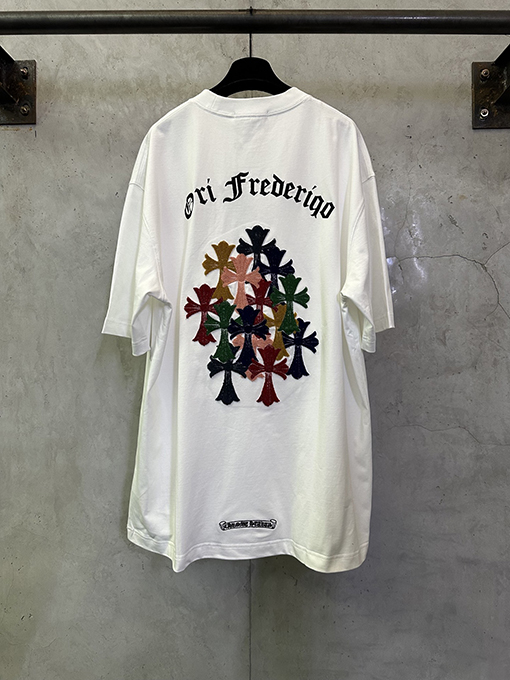 クロムハーツブランドスーパーコピー 前面と背面に十クロス歯ブラシの刺繍がされた半袖Tシャツ