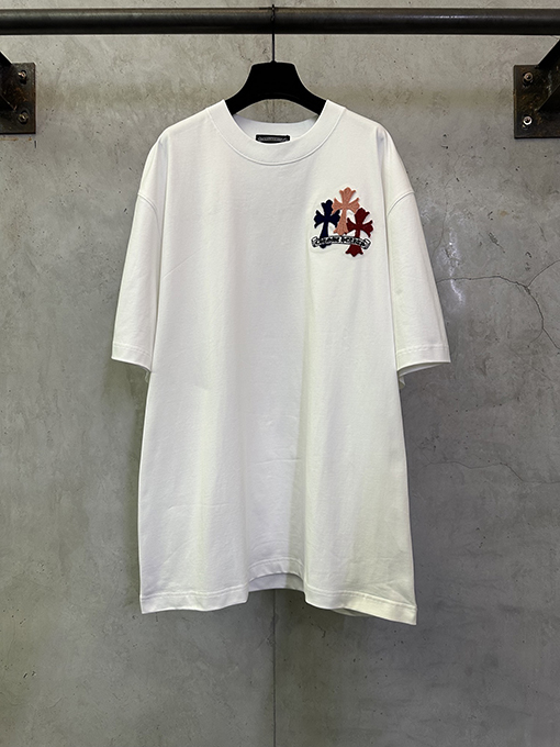 クロムハーツブランドスーパーコピー 前面と背面に十クロス歯ブラシの刺繍がされた半袖Tシャツ