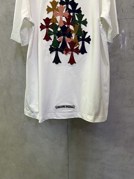 クロムハーツブランドスーパーコピー 前面と背面に十クロス歯ブラシの刺繍がされた半袖Tシャツ