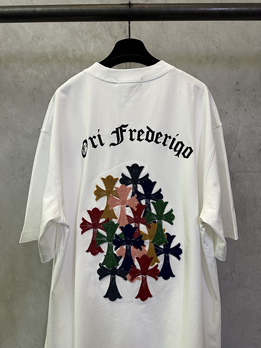 クロムハーツブランドスーパーコピー 前面と背面に十クロス歯ブラシの刺繍がされた半袖Tシャツ