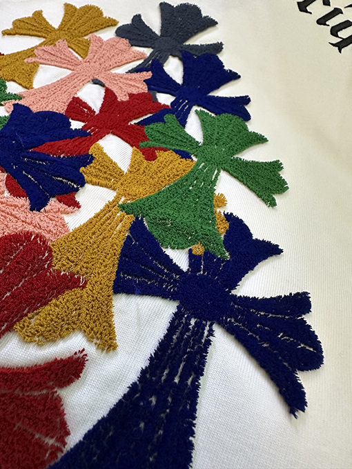 クロムハーツブランドスーパーコピー 前面と背面に十クロス歯ブラシの刺繍がされた半袖Tシャツ